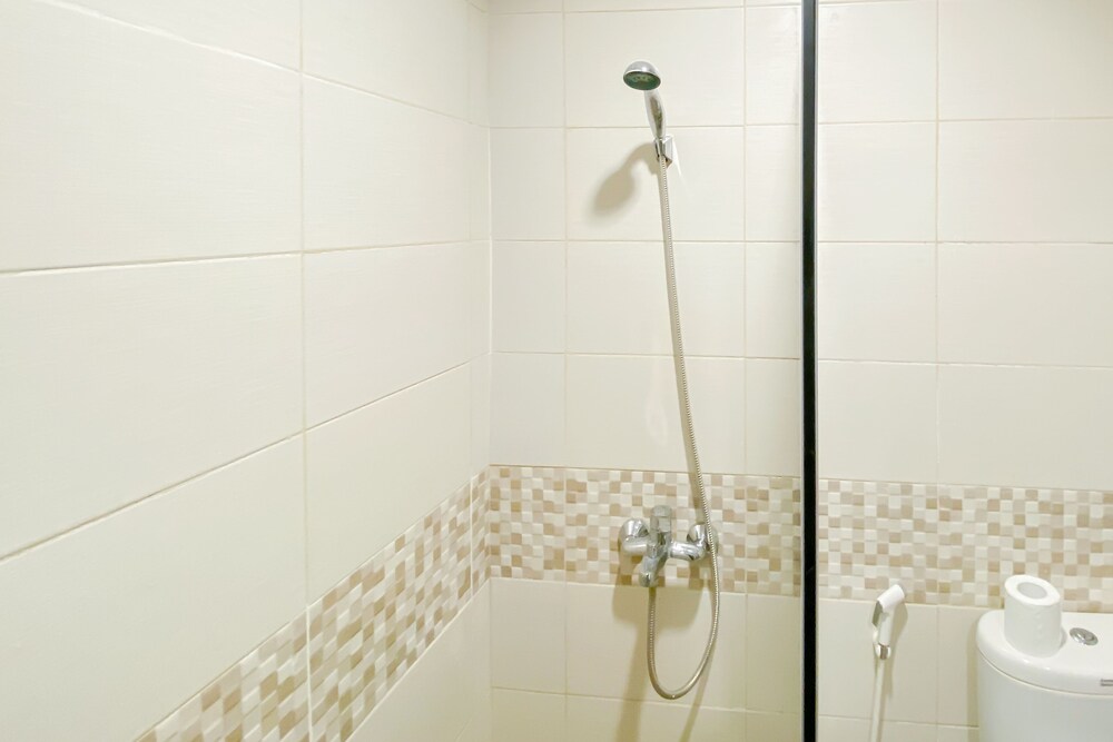 Cozy Stay Studio At Tamansari Iswara Apartment, Bekasi - 10