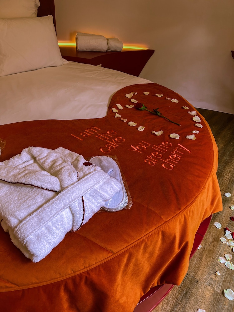 Cherry Sculpture Hotel 41