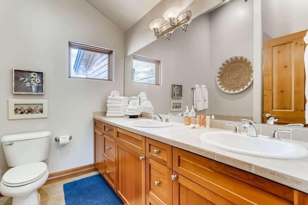 Private Hot Tub, Mountainscape Chalet! Family Paradise! 2 Bedroom Home by RedAwning view 3