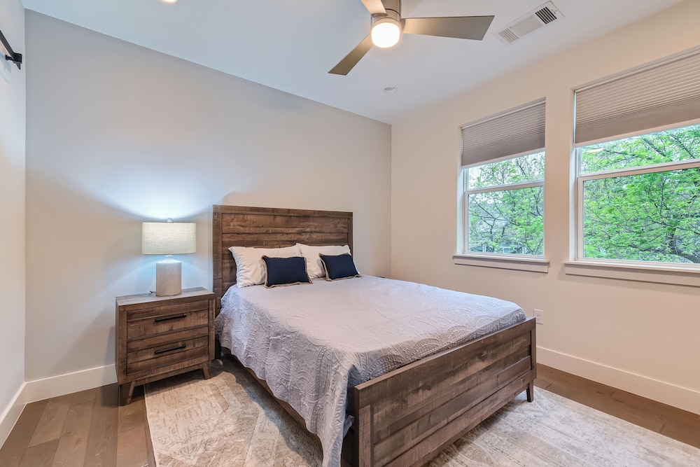 Off The Hook Austin + Chic 2Br Retreat + Firepit view 2