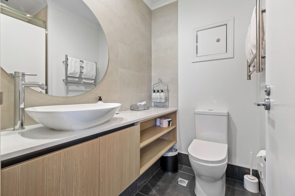 City Getaway 1BR Apt w Pool & Gym I Zodiak Stays