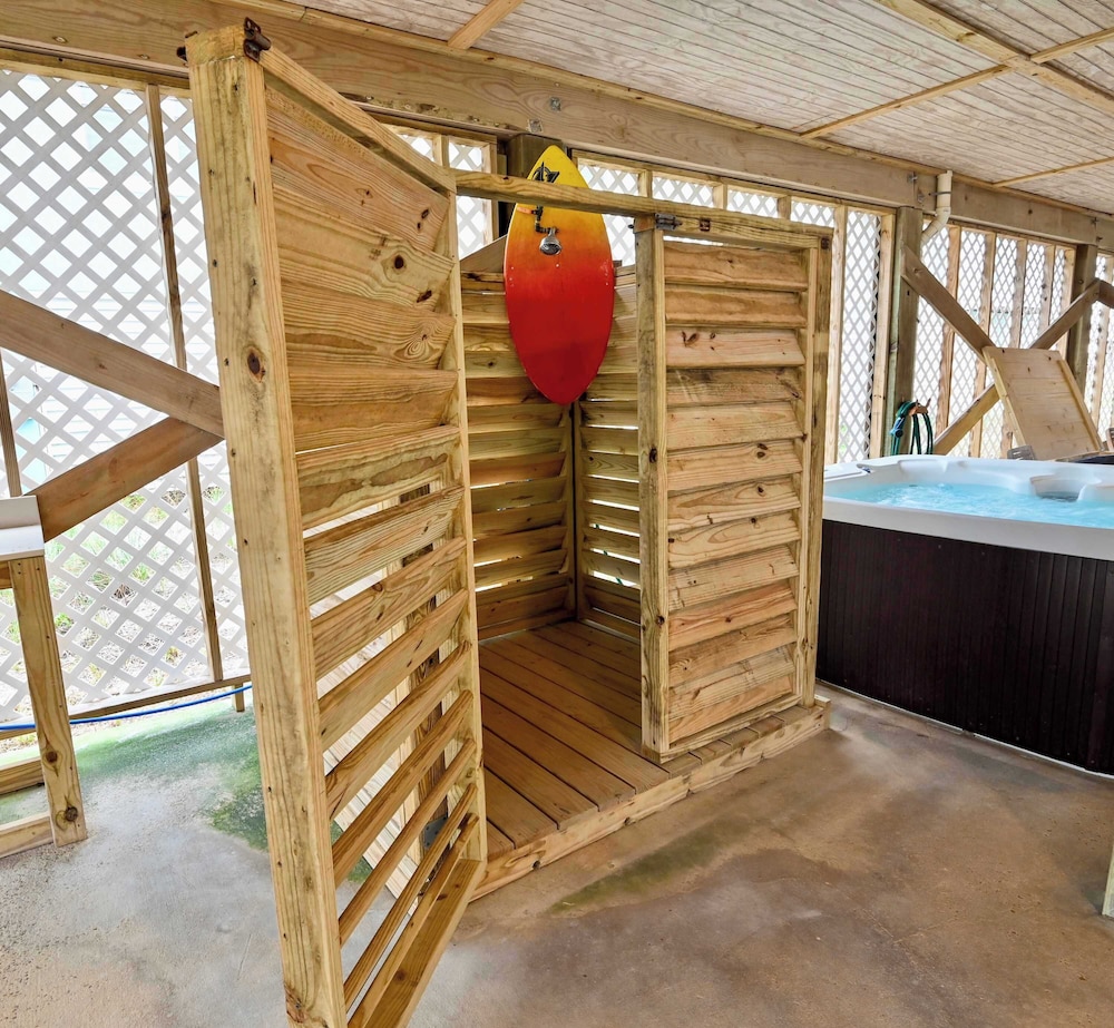 Short Walk to Beach Hot Tub Cold Plunge Pool