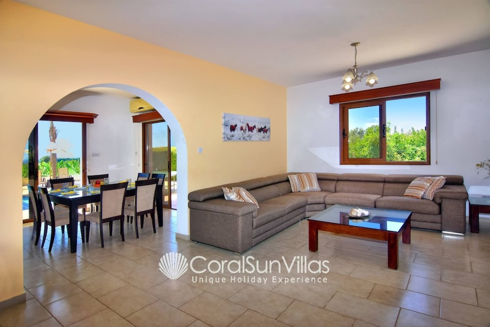 Family Villa Short Walk To Coral Bay Strip 5 Min and Pub, Shops etc