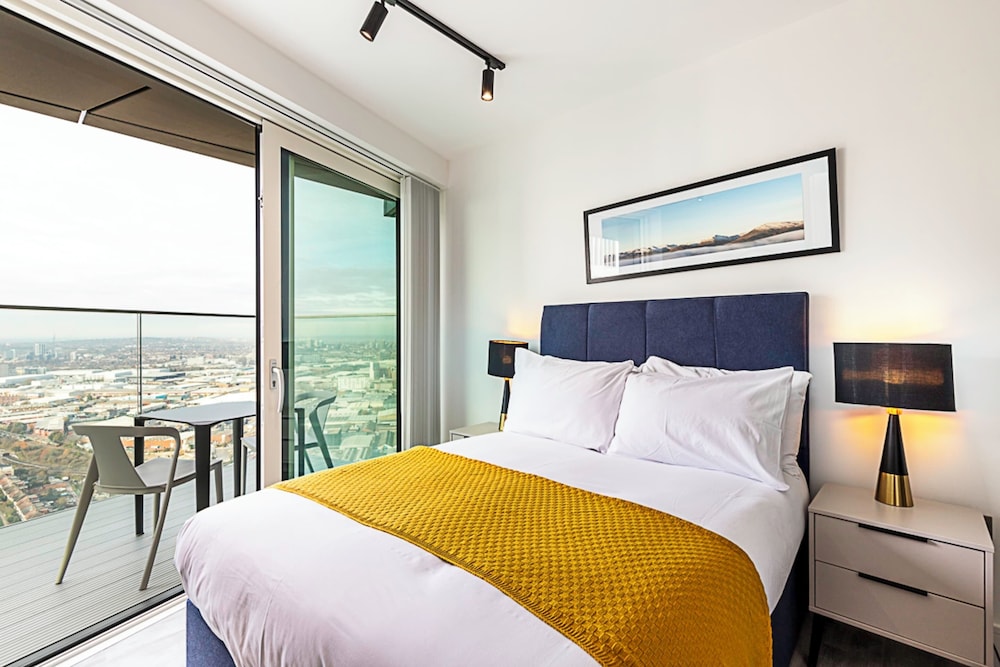 Modern North Acton Flat With City View view 4