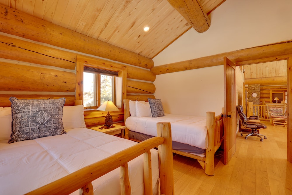 Fraser Chalet w/ Hot Tub & Mountain Views