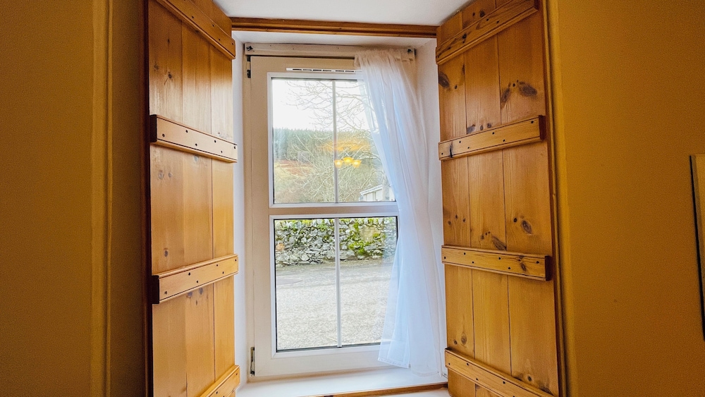 Traditional Highland Cottage Near Loch Ness-sleeps 6
