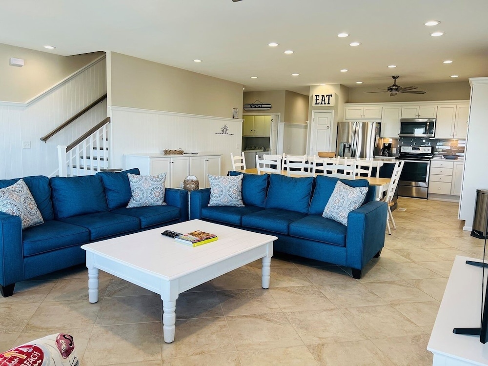 Avalon East- 5 Bedroom Home by RedAwning