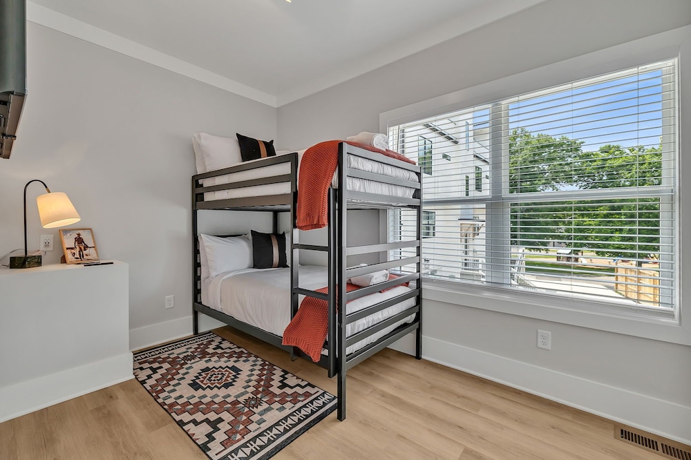Bass - Private Rooftop - 8 Mins to Broadway
