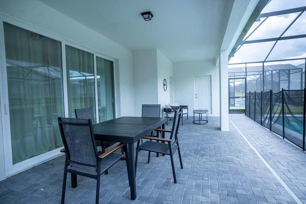 Stunning 10 Bed Home With Themed Rooms Pool
