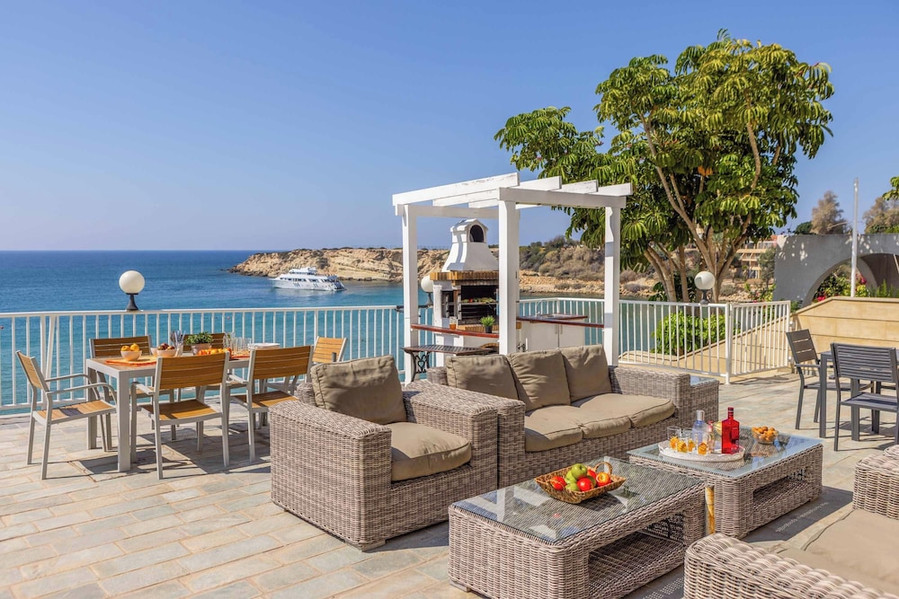 Katina Beach Villa