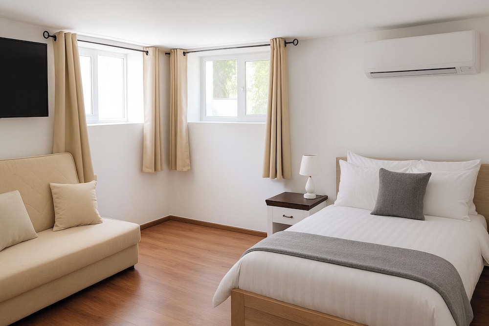 2 Bed Villa - Sleeps 7 - Private Garden - Parking
