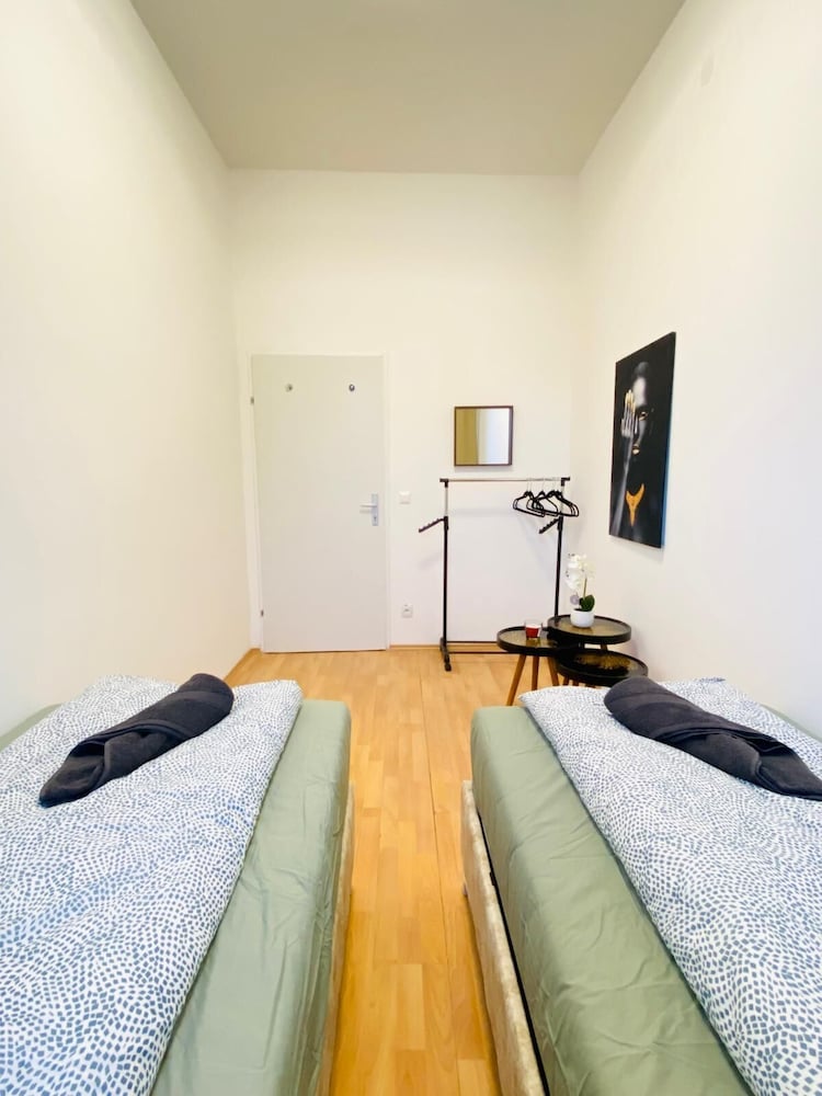 5 Bedroom Apartment near Schonbrunn
