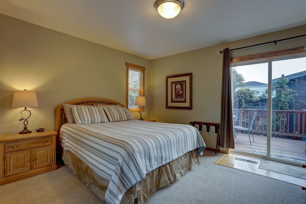 Huckleberry  3 Bedroom Home by RedAwning view 4
