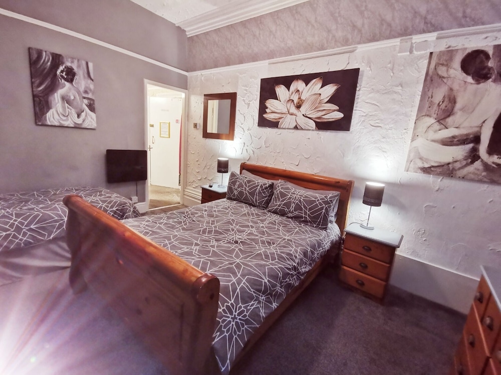 Immaculate 1-bed Apartment in Blackpool - Sleeps 5 view 3