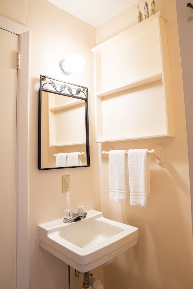 The Chimney Rock Inn & Cottages