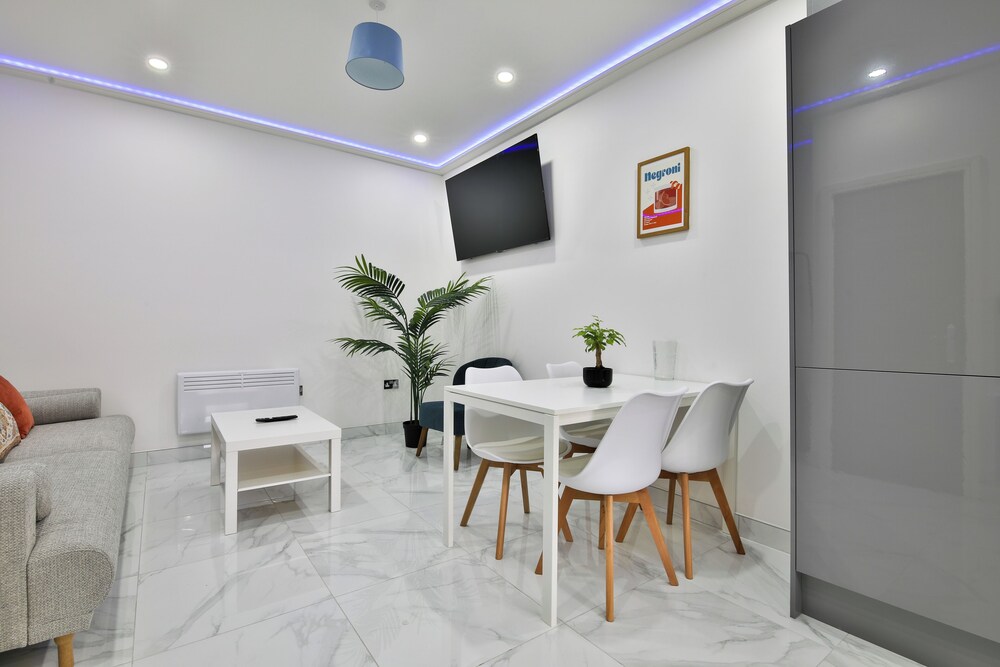 Modern 2 Bed House - Sleeps 4