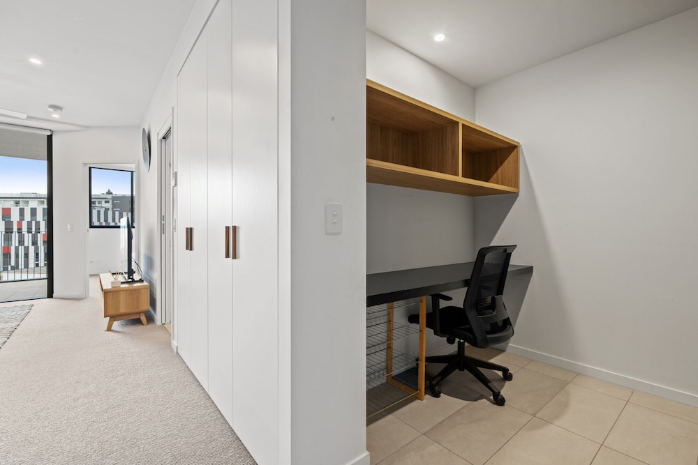 Spacious West End Apartment With Pool & BBQ Access