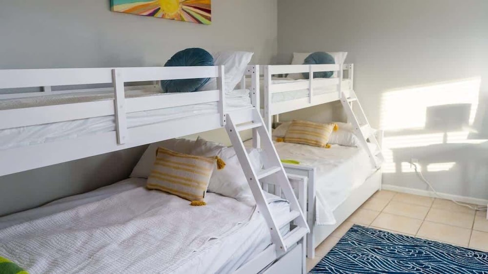 Fun Retro Island Vibe Sleeps 17 Beach 1 Block 4 Bedroom Home
