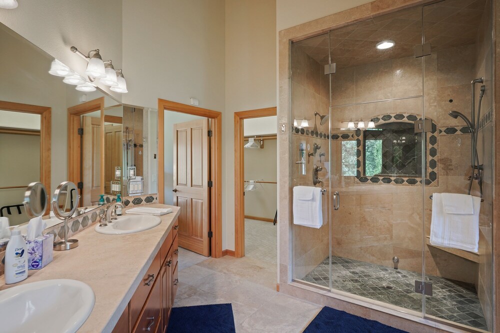 Family-Friendly Dara Oaks Home with Private Hot Tub and BBQ on the Deck by RedAwning
