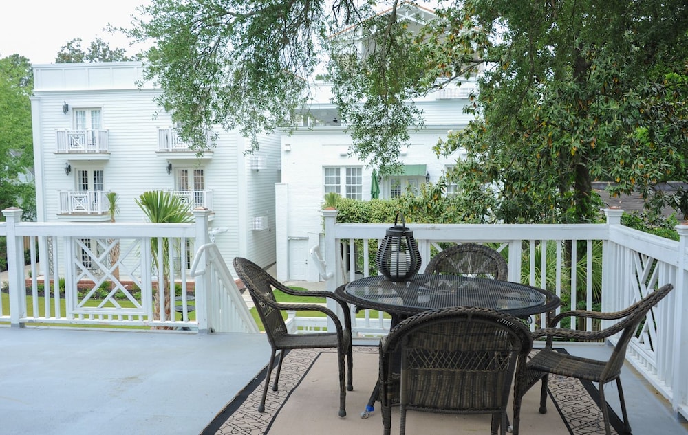 Carriage House Inn