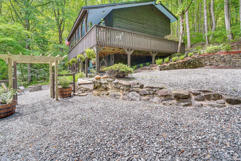 4 Mi to Lake Santeetlah: Cabin w/ Deck & Views