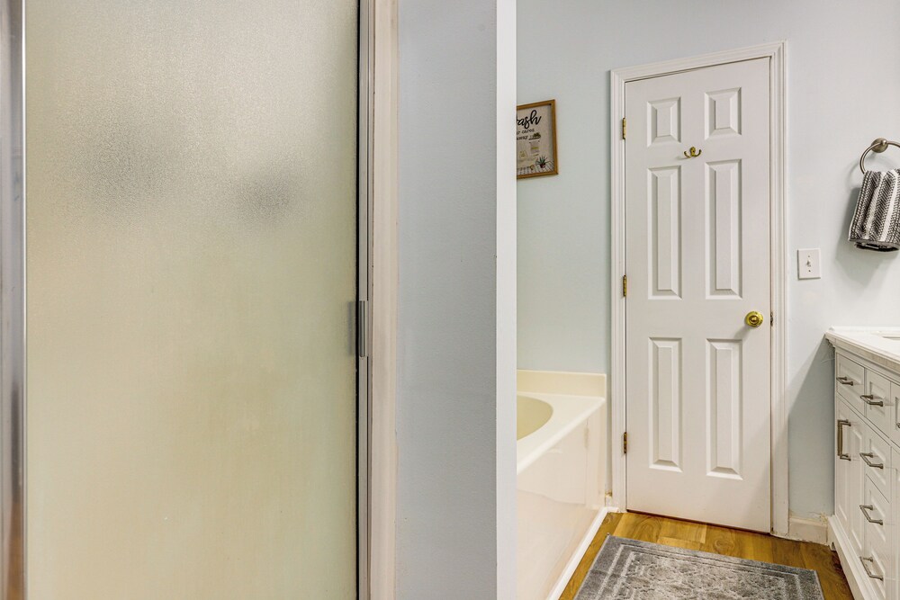 7 Mi to Dtwn Covington: Bright Home w/ Deck & Yard