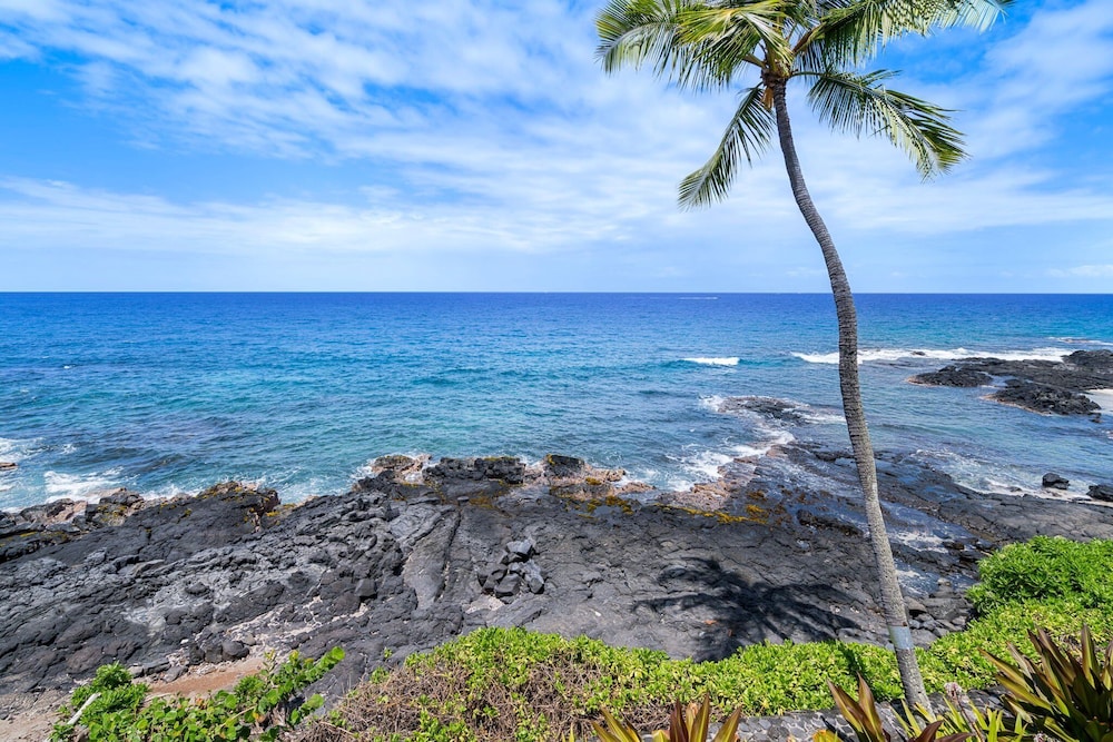 Oceanfront Elegance 2BR w/ Panoramic Views, Pool, Lanai + Concierge - Vrkcv