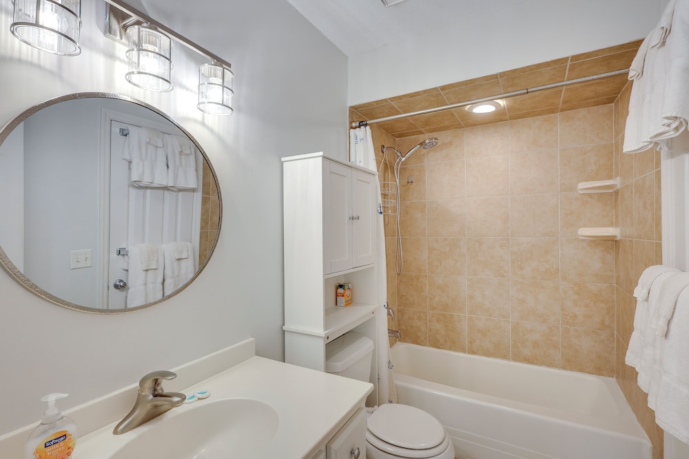 3 Mi to St Simons Beach: Gem w/ Pool Access & Deck