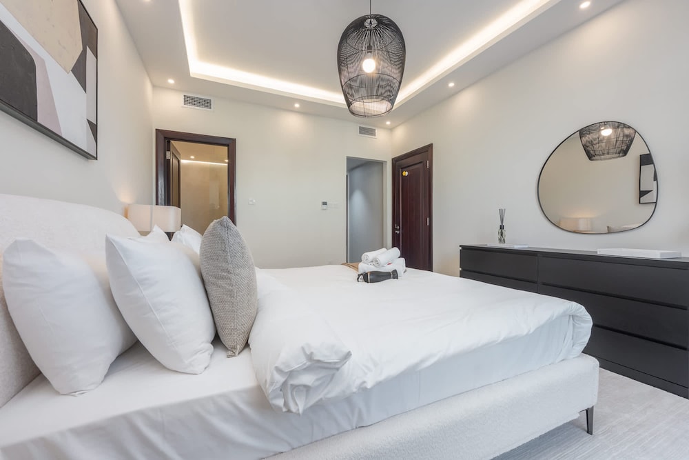 Luxury 2BR Apartment With Full Burj Khalifa View 2-min Walk to Dubai Mall