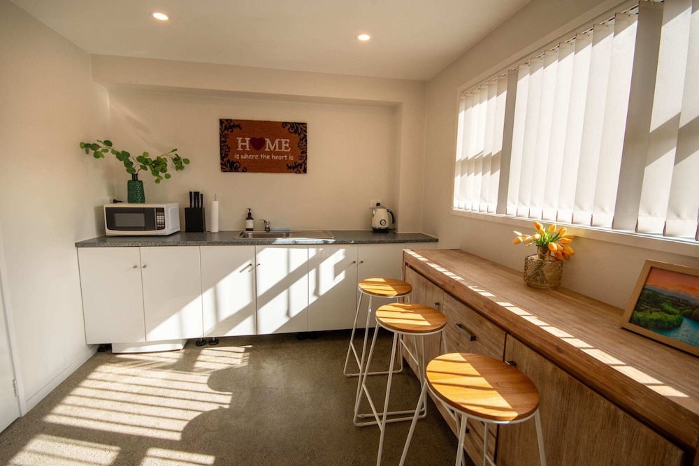 Centrally Located 1 Bedroom Apartment in Auckland view 4