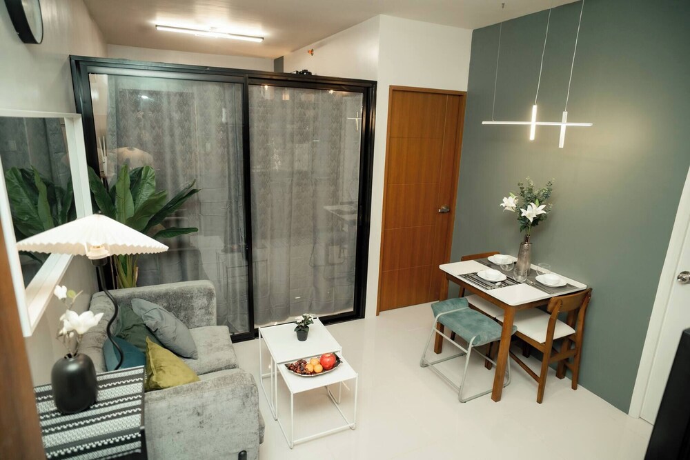 2-bedroom Elegant Condo With Sunrise & Mountain View