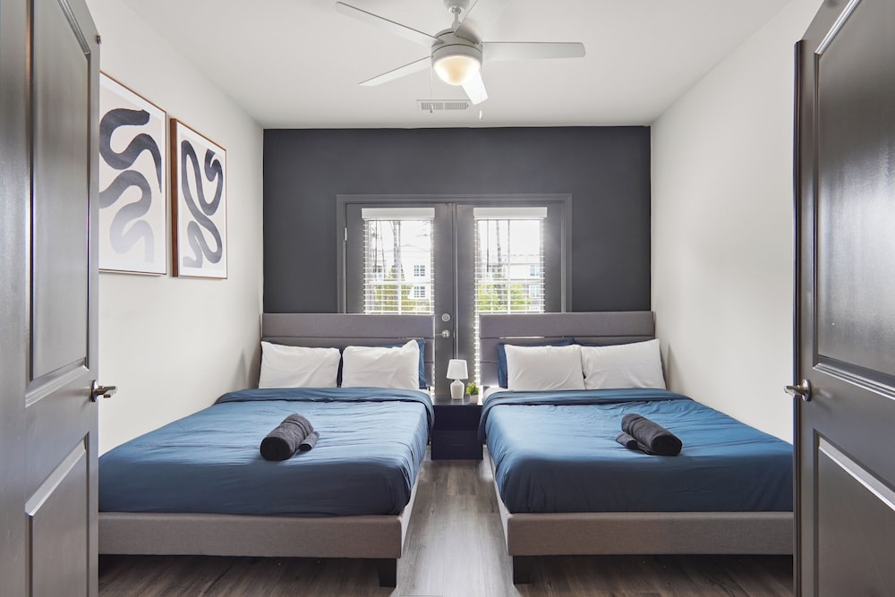 Luxe King 3BR Suite in North Raleigh