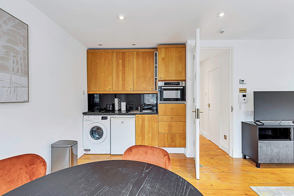 One-bedroom Abode With A Balcony In Central London
