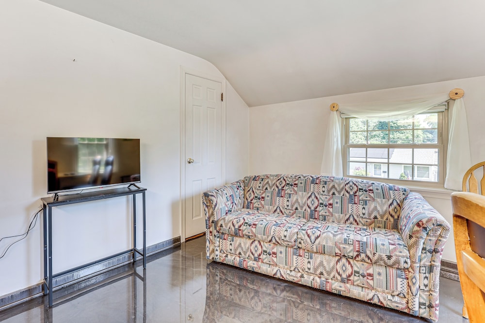 1 Mi to Dtwn Salem: Apt w/ Garage Access!