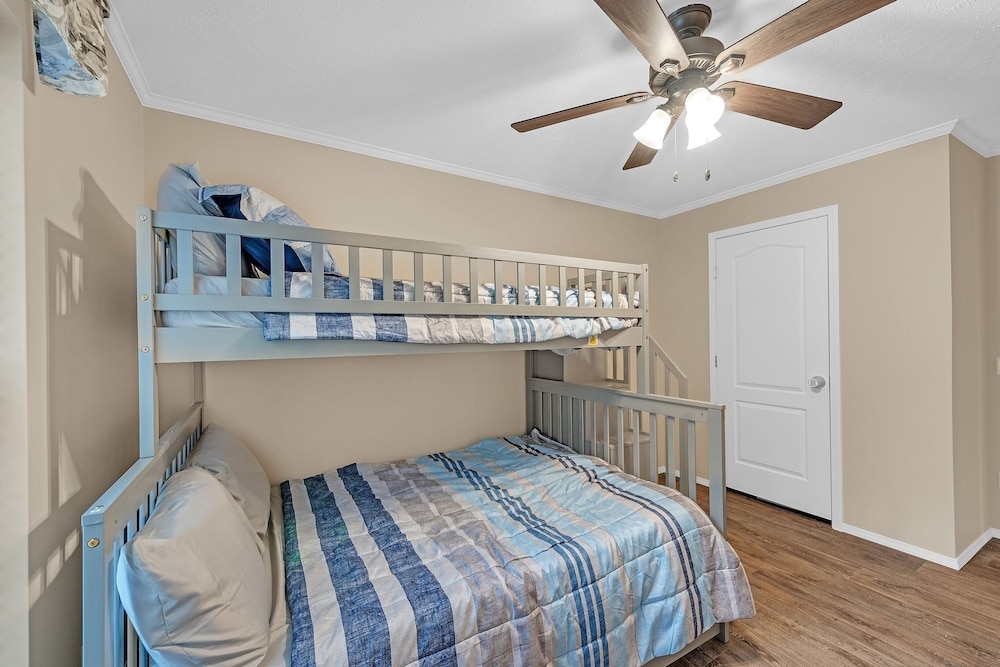Lakeside Retreat W/ Beach Access & Kayaks 3 Bedroom Home