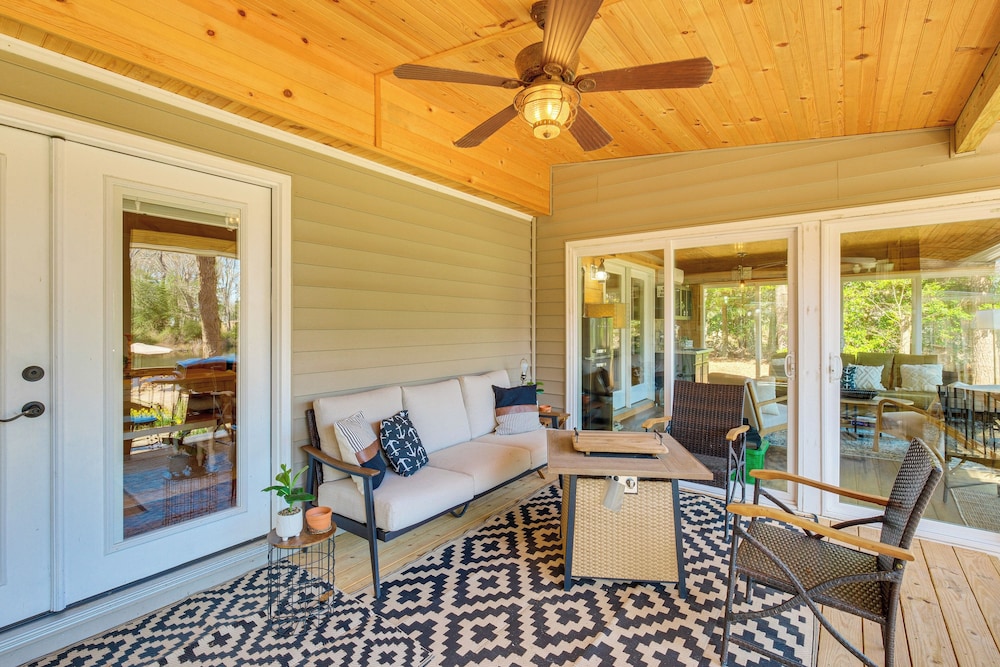 Dock, Sunrooms & Fire Pits: Deltaville Home!