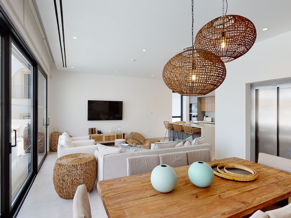 Sanders Konnos Bay Kalliopi - Outstanding 4-bedroom Villa With a Side Sea View