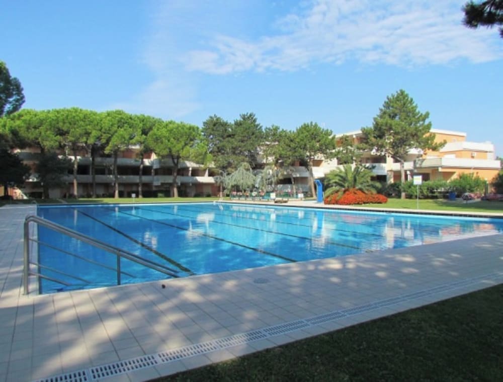 Flat With Terrace Overlooking the Pool - Beahost