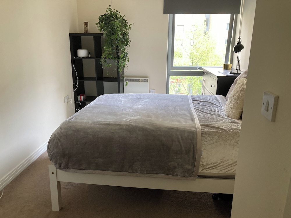 Bright London Retreat Near North Acton Tube