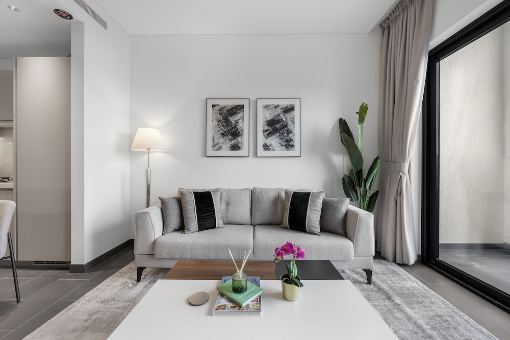 Modern 1BR with Balcony Sobha Hartland