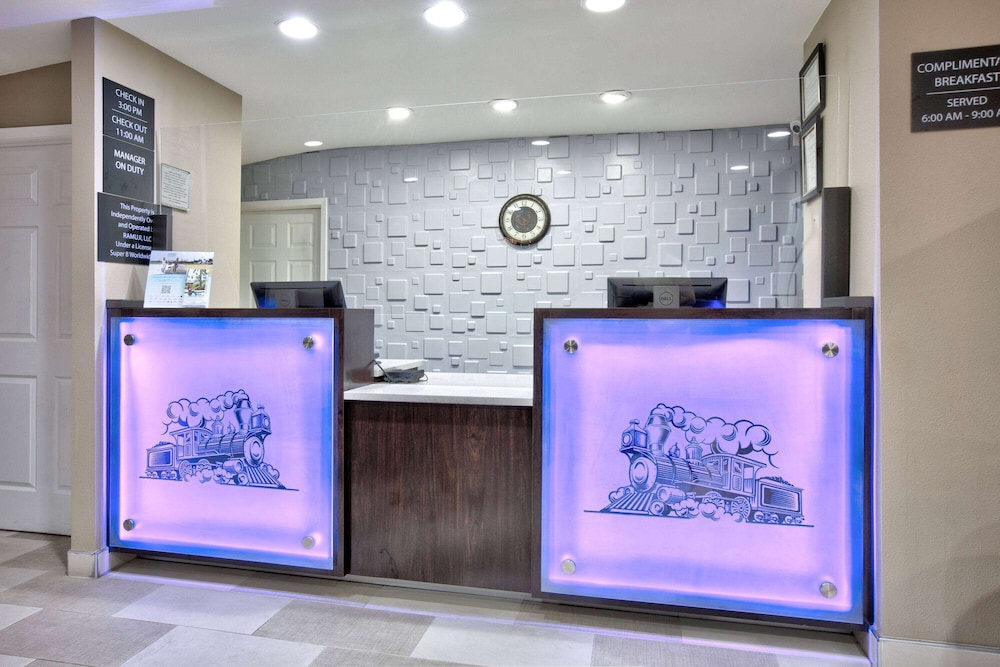 Super 8 by Wyndham Palestine