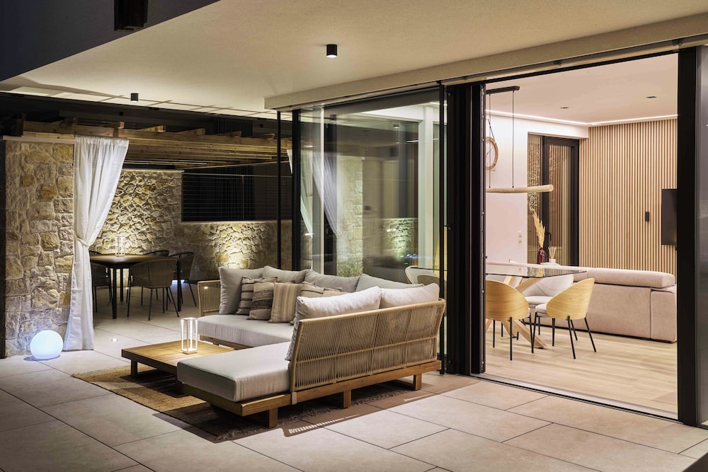 SalvatoreHomes - Pure Luxury in the Centre of Bardolino with Pool & Private Jacuzzi - Casa Olivia - a 5 Star Luxury Collection at Lake Garda