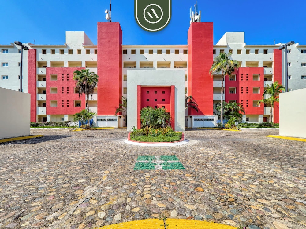 Oceanview 4 BR Condo - Pool - Beach - Terrace