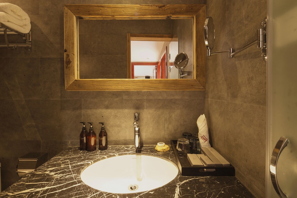 Lotus Mountain Boutique Inn