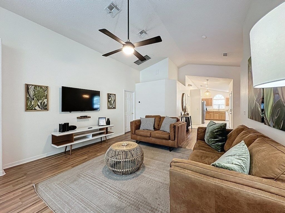 Incredible 4 Bed Pool/spa Home, Minutes To Disney 4 Bedroom Villa