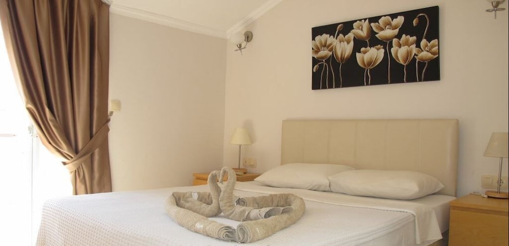 Villa AQ14 by JoyLettings view 2