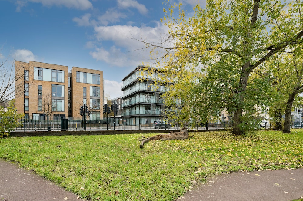 Spacious Flat With Balcony Close to the River in Greenwich by Underthedoormat