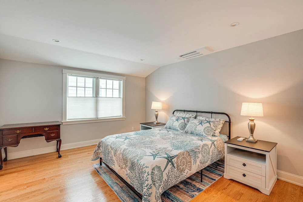 Walk to Front Beach: Dtwn Rockport Retreat!