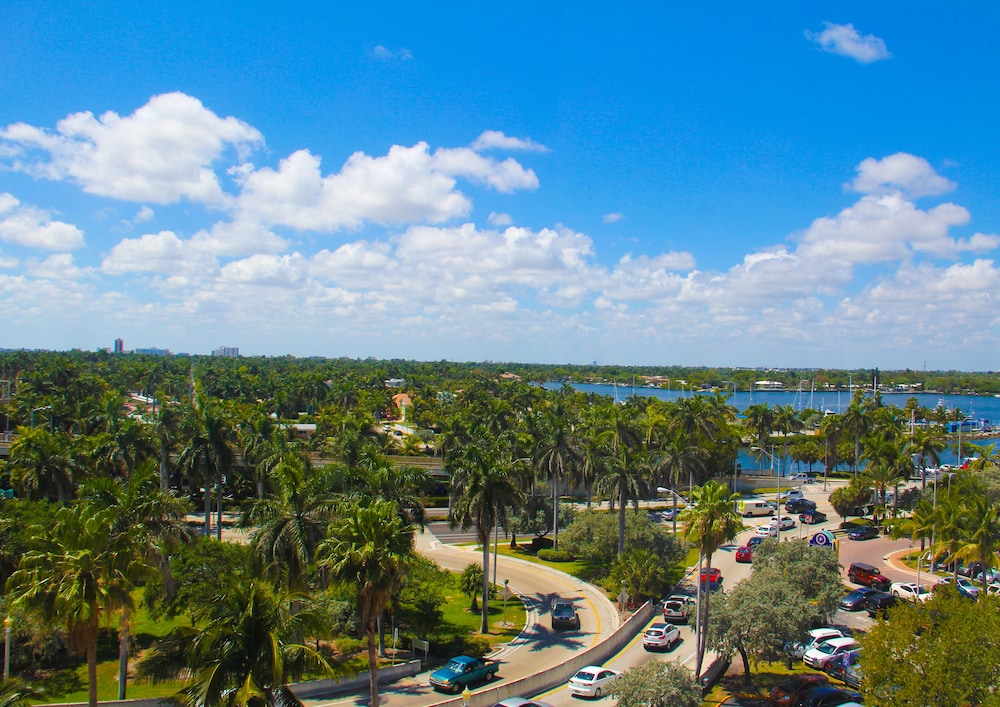 Hollywood Beach Resort- Stylish Large Studio