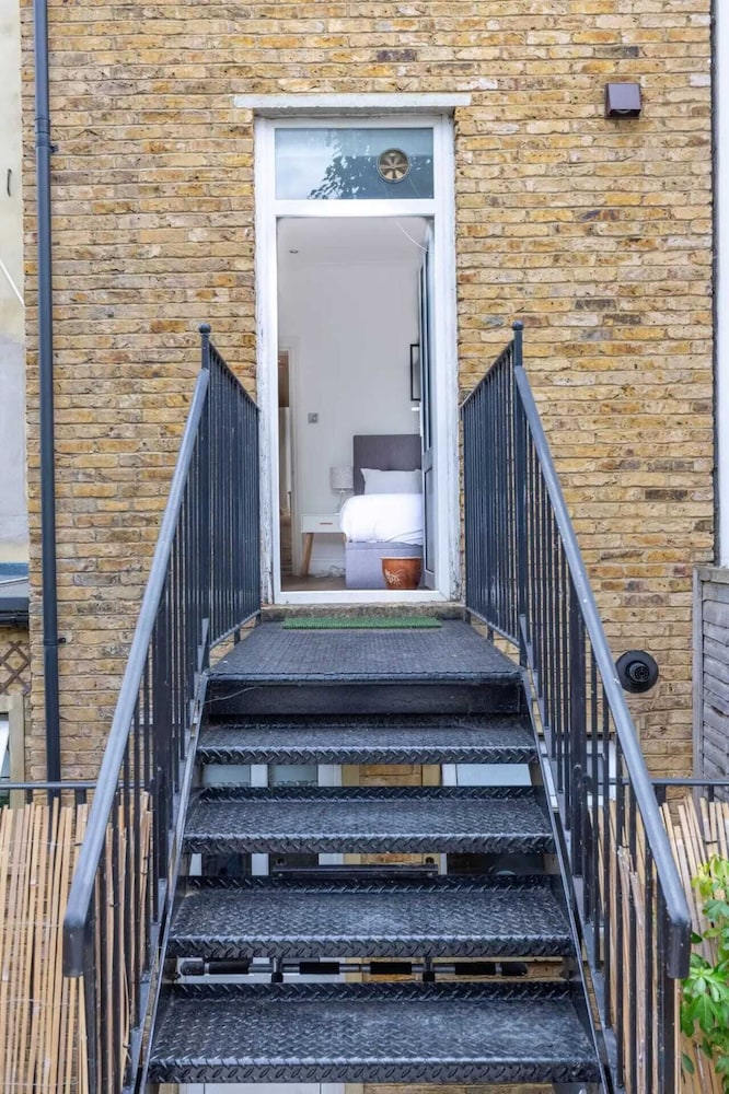 Gorgeous, Newly Renovated 1 Bedroom in Balham With Garden
